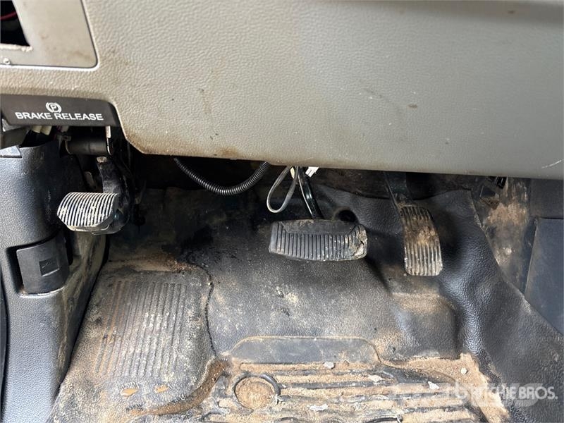 Ford F-550 XL 4x4 Crew Cab Cab and Chassis キャビン及び内装