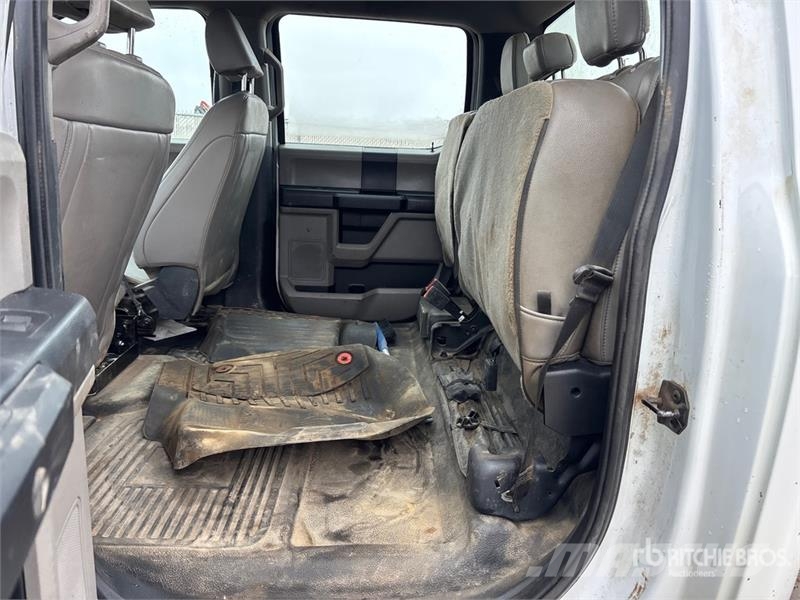 Ford F-550 XL 4x4 Crew Cab Cab and Chassis キャビン及び内装