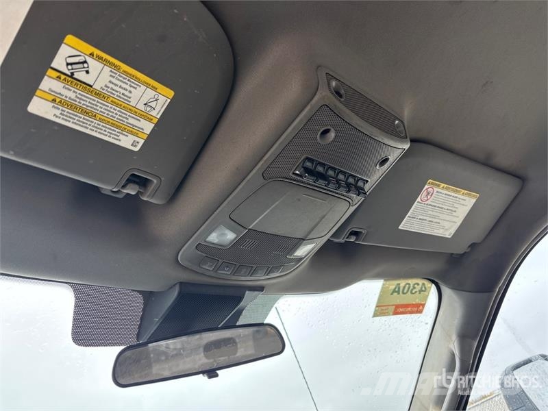 Ford F-550 XL 4x4 Crew Cab Cab and Chassis キャビン及び内装