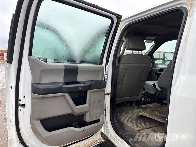 Ford F-550 XL 4x4 Crew Cab Cab and Chassis キャビン及び内装