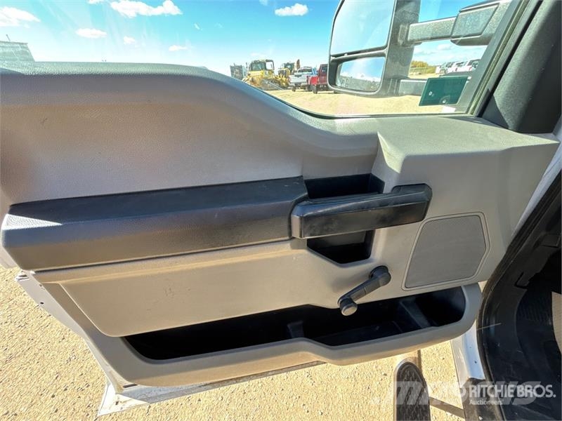 Ford F-550 XL 4x4 Crew Cab Flatbed Truck Camion con sponde ribaltabili