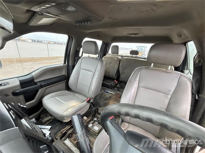 Ford F-550 XL 4x4 Crew Cab Cab and Chassis キャビン及び内装