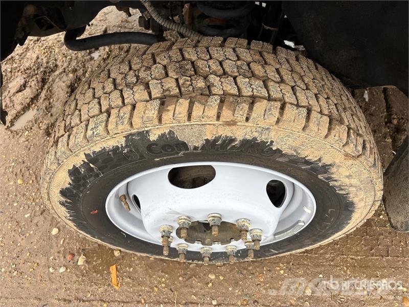 Ford F-550 XL 4x4 Crew Cab Cab and Chassis キャビン及び内装