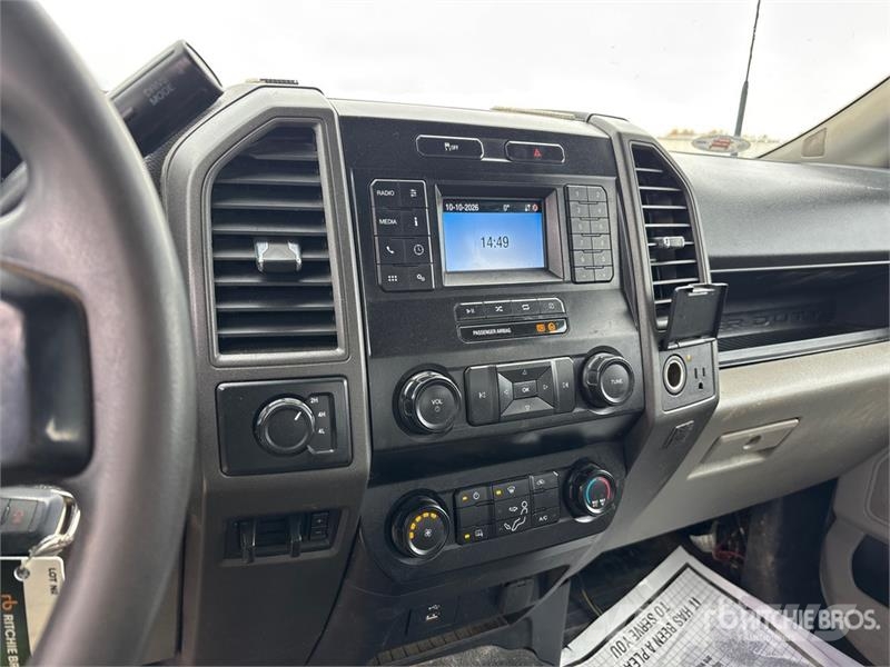 Ford F-550 XL 4x4 Crew Cab Cab and Chassis キャビン及び内装