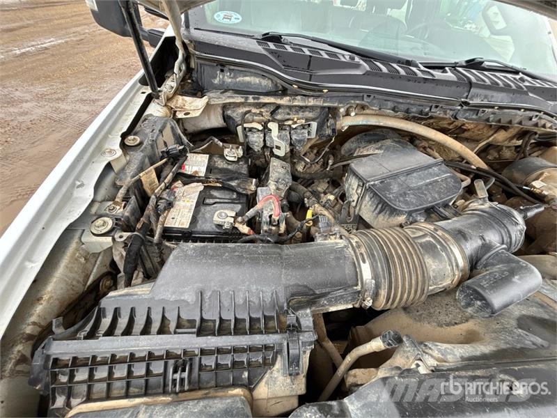 Ford F-550 XL 4x4 Crew Cab Cab and Chassis キャビン及び内装