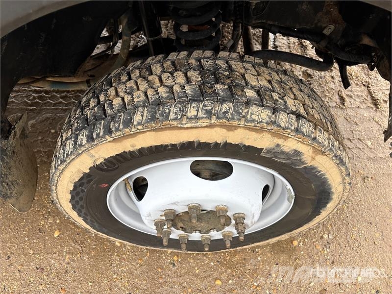 Ford F-550 XL 4x4 Crew Cab Cab and Chassis キャビン及び内装