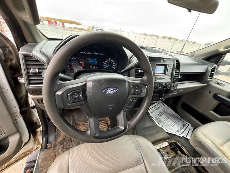Ford F-550 XL 4x4 Crew Cab Cab and Chassis キャビン及び内装