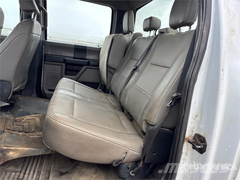 Ford F-550 XL 4x4 Crew Cab Cab and Chassis キャビン及び内装
