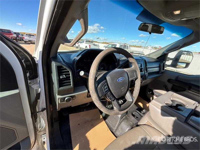 Ford F-550 XL 4x4 Crew Cab Flatbed Truck Camion con sponde ribaltabili