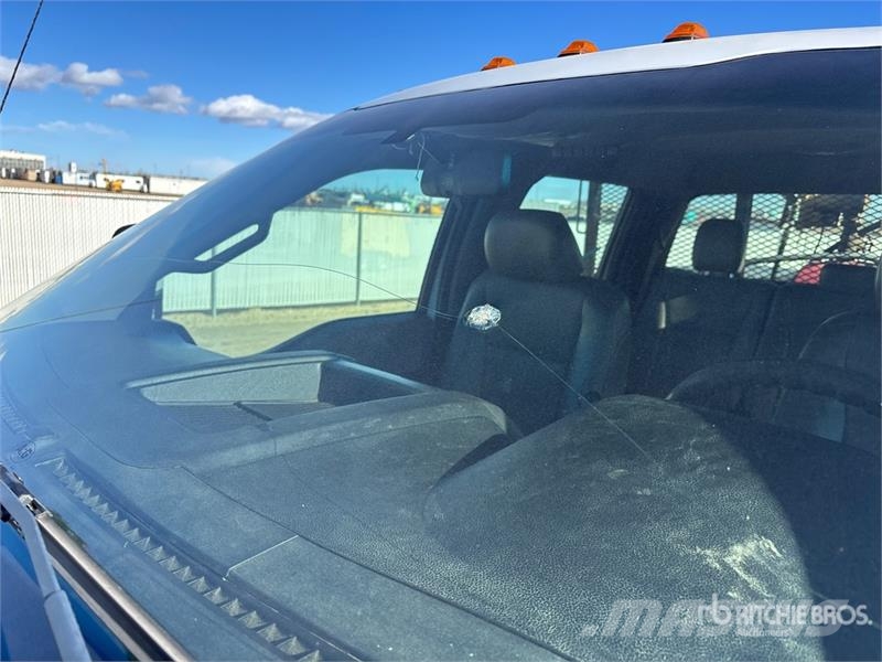 Ford F-550 XL 4x4 Crew Cab Flatbed Truck Camion con sponde ribaltabili