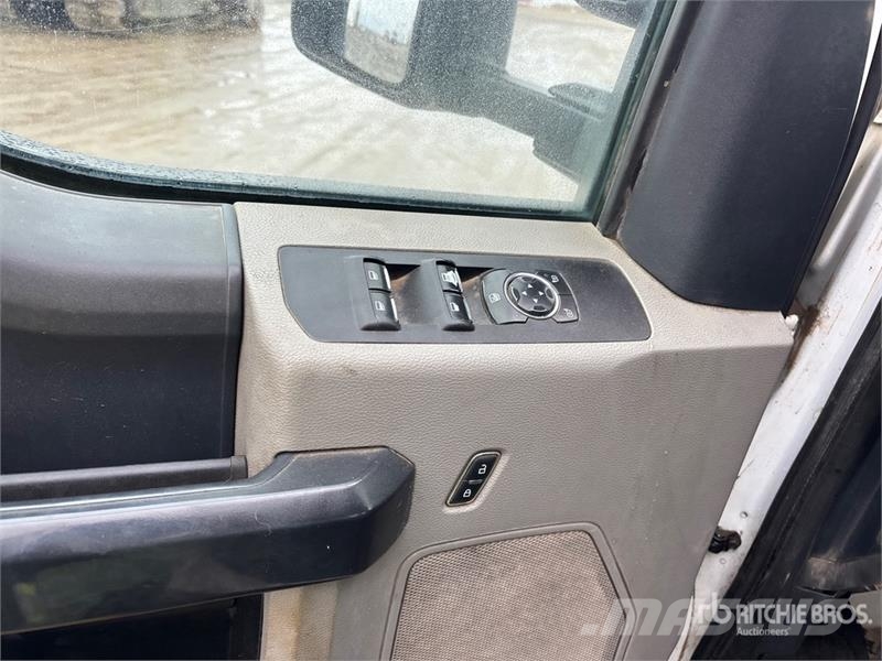 Ford F-550 XL 4x4 Crew Cab Cab and Chassis キャビン及び内装