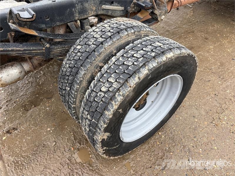 Ford F-550 XL 4x4 Crew Cab Cab and Chassis キャビン及び内装