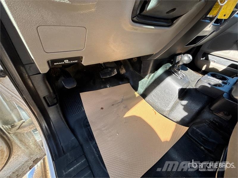 Ford F-550 XL 4x4 Crew Cab Flatbed Truck Camion con sponde ribaltabili