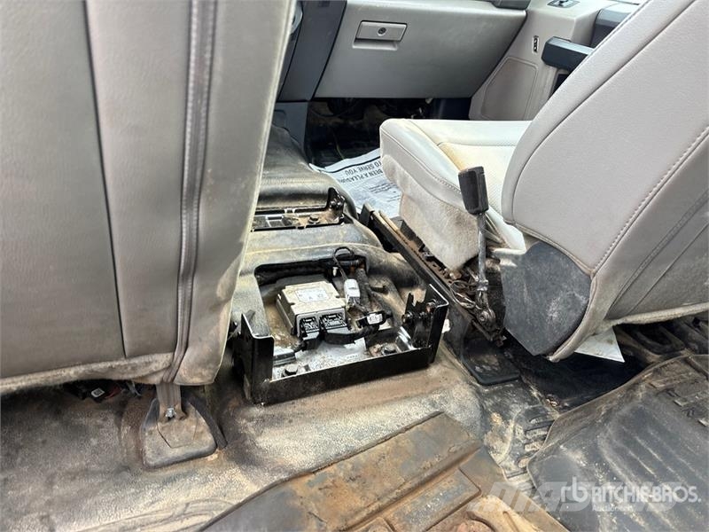 Ford F-550 XL 4x4 Crew Cab Cab and Chassis キャビン及び内装