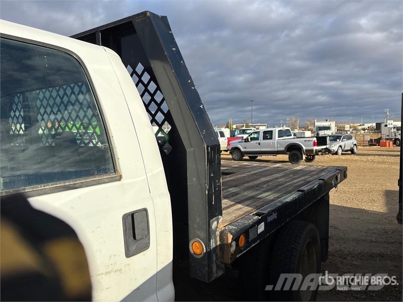 Ford F-550 XL 4x4 Crew Cab Flatbed Truck Platós / Ponyvás teherautók