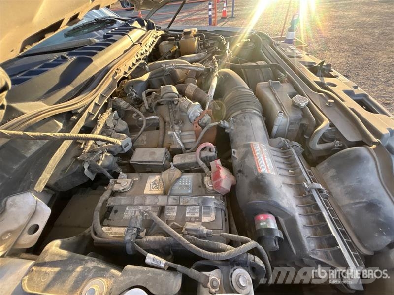 Ford F-550 XL 4x4 Extended Cab Waste Collection Truck شاحنات المخلفات