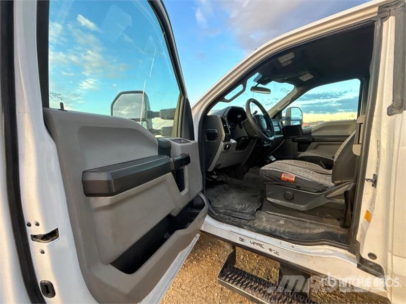 Ford F-550 XL 4x4 Extended Cab Waste Collection Truck شاحنات المخلفات