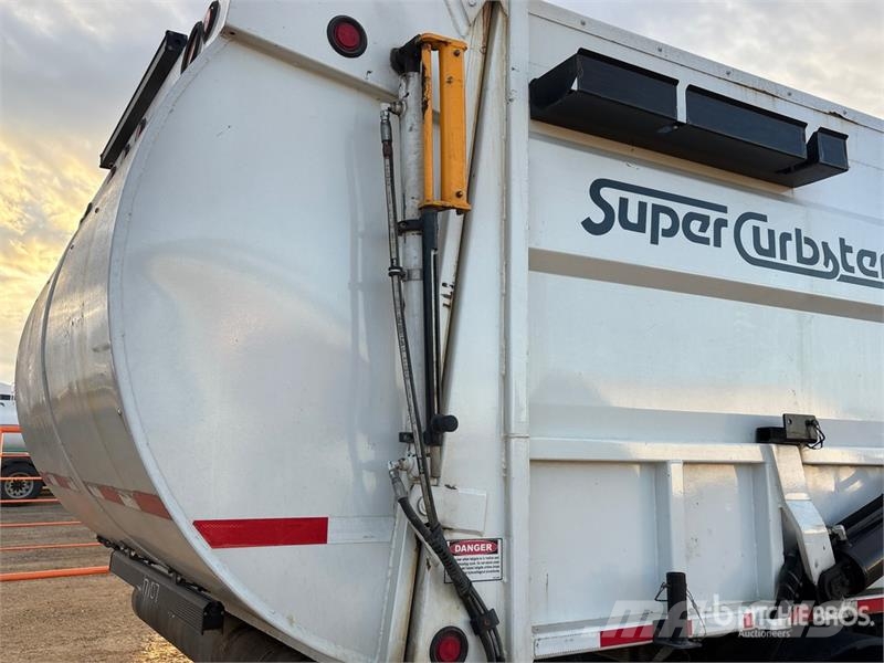 Ford F-550 XL 4x4 Extended Cab Waste Collection Truck شاحنات المخلفات