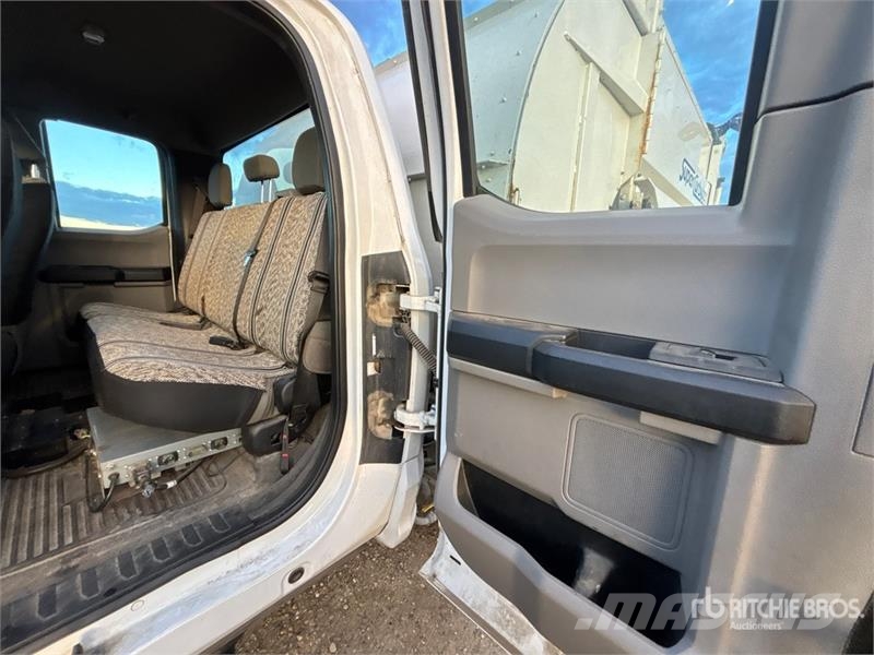 Ford F-550 XL 4x4 Extended Cab Waste Collection Truck شاحنات المخلفات