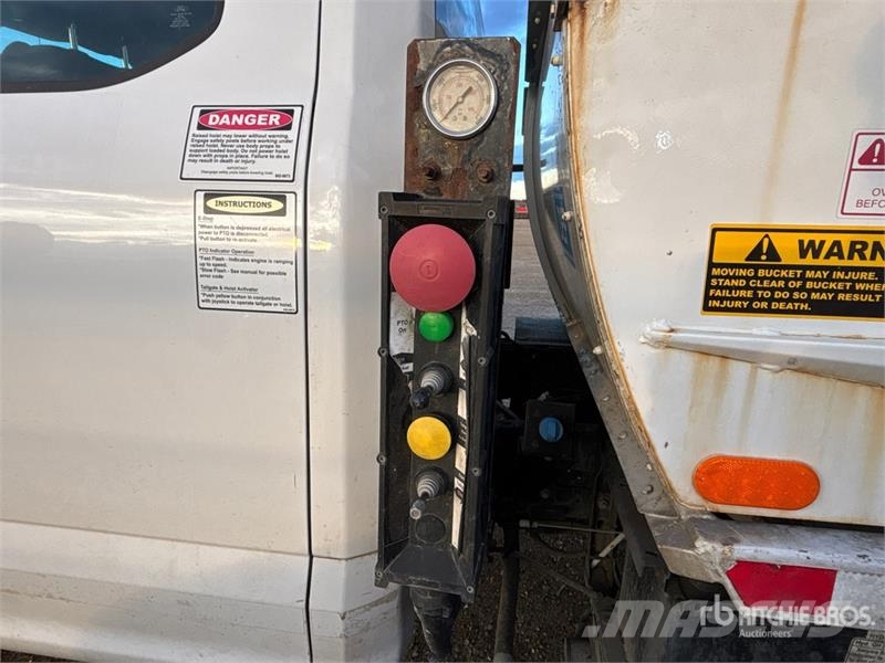 Ford F-550 XL 4x4 Extended Cab Waste Collection Truck شاحنات المخلفات
