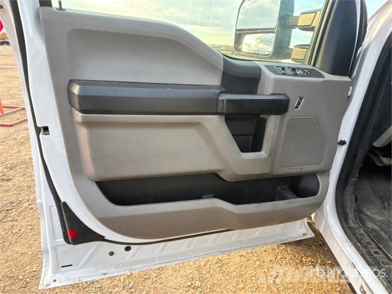 Ford F-550 XL 4x4 Extended Cab Waste Collection Truck شاحنات المخلفات