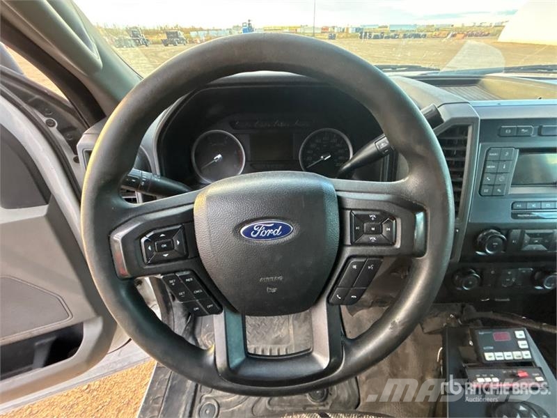 Ford F-550 XL 4x4 Extended Cab Waste Collection Truck شاحنات المخلفات