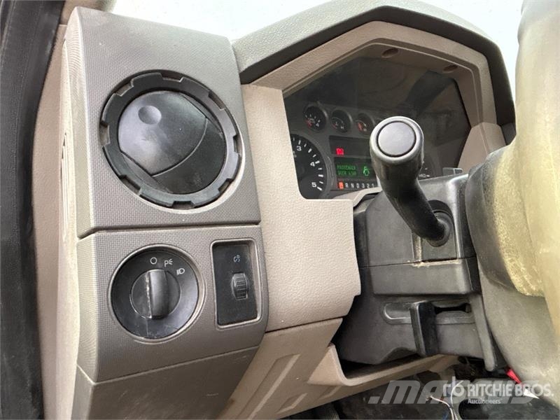 Ford F-550 XL 4x4 Service Truck Camions et véhicules municipaux