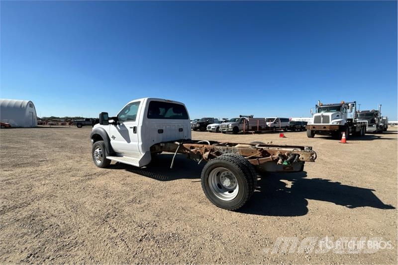 Ford F-550 XLT 4x4 Cab and Chassis 駕駛室與內部