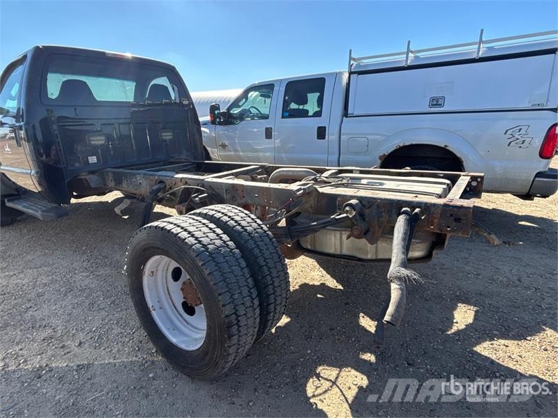 Ford F-550 XLT 4x4 Cab and Chassis Kabiinid