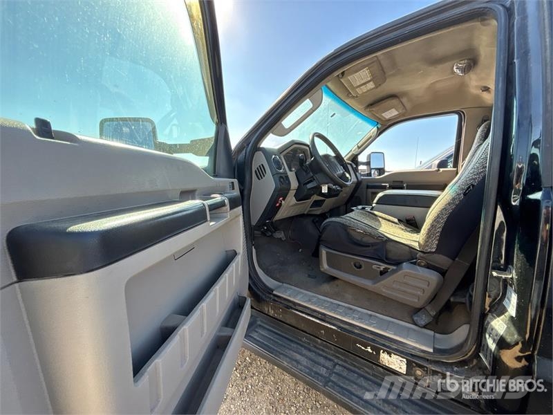Ford F-550 XLT 4x4 Cab and Chassis Kabiinid