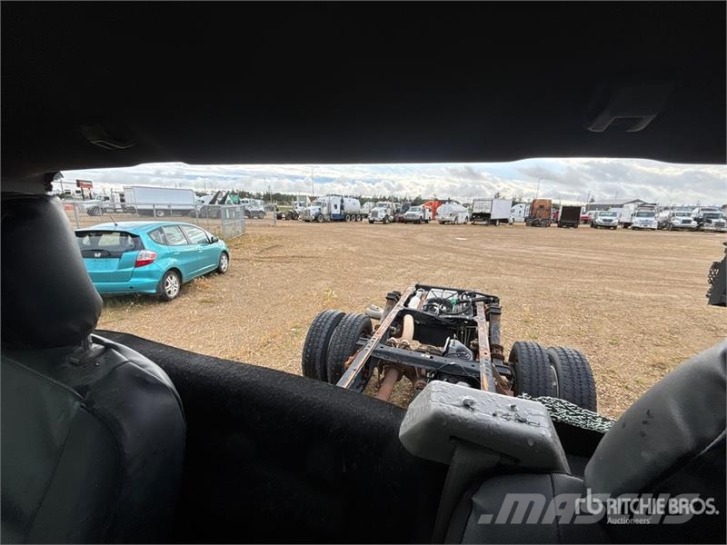 Ford F-550 XLT 4x4 Cab and Chassis (Inoperable) Cabins and interior