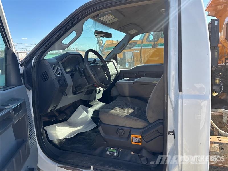 Ford F-550 XLT 4x4 Cab and Chassis 駕駛室與內部