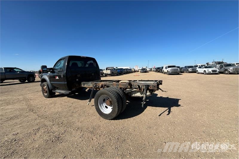 Ford F-550 XLT 4x4 Cab and Chassis Kabiinid