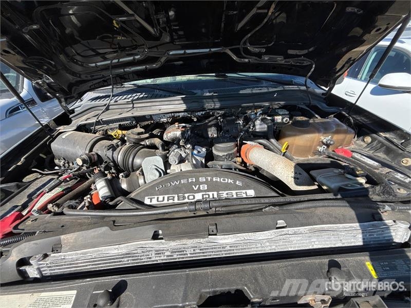 Ford F-550 XLT 4x4 Cab and Chassis Kabiinid