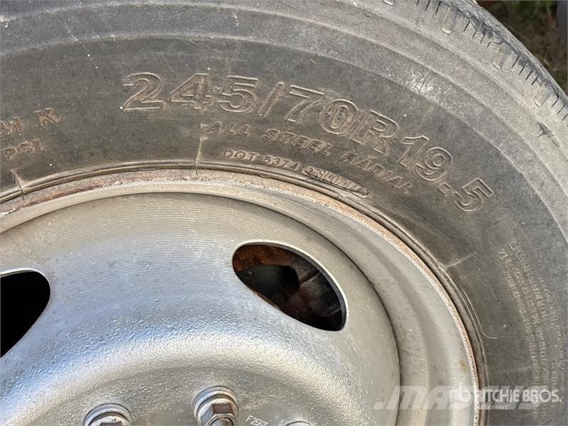 Ford F-550 XLT 4x4 Cab and Chassis 駕駛室與內部