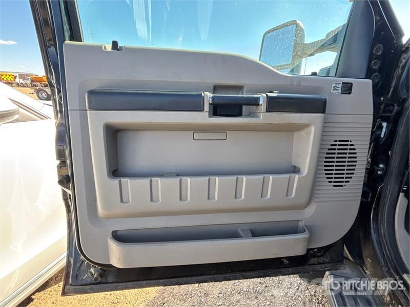 Ford F-550 XLT 4x4 Cab and Chassis Kabiinid