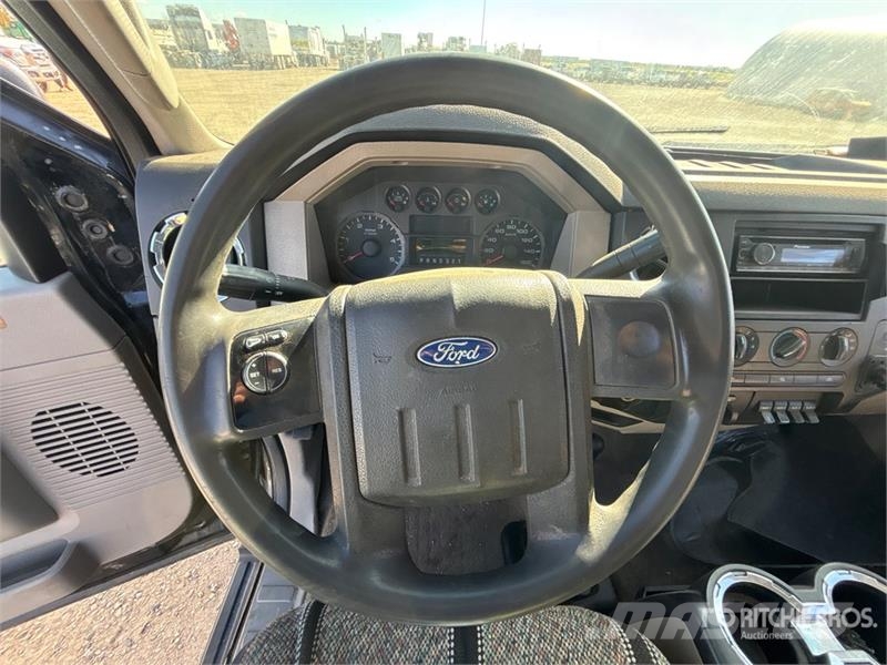 Ford F-550 XLT 4x4 Cab and Chassis Kabiinid