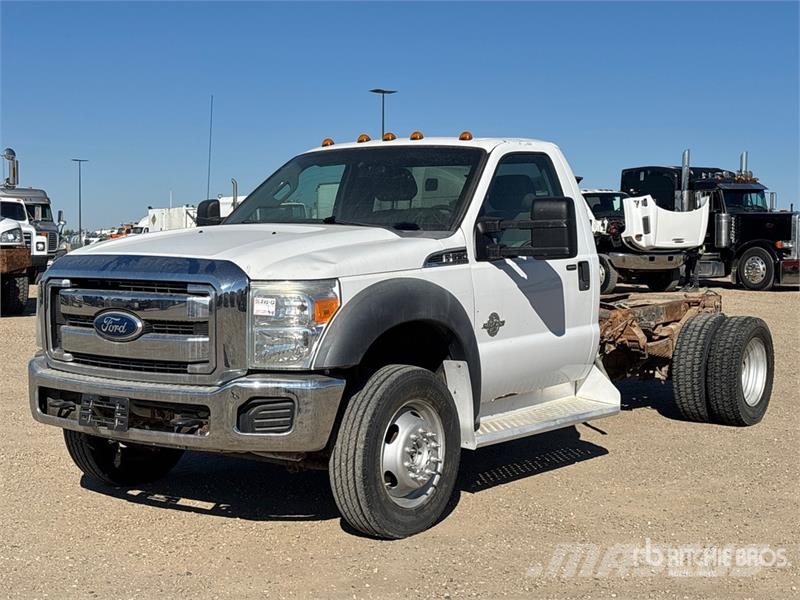 Ford F-550 XLT 4x4 Cab and Chassis 駕駛室與內部
