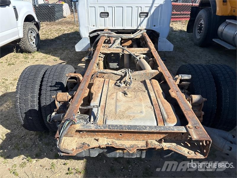 Ford F-550 XLT 4x4 Cab and Chassis 駕駛室與內部
