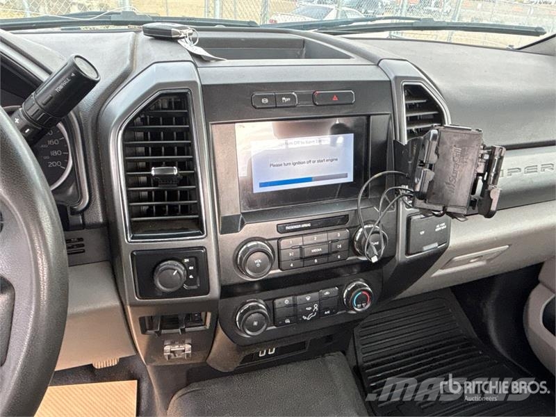Ford F-550 XLT 4x4 Cab and Chassis (Inoperable) Cabins and interior