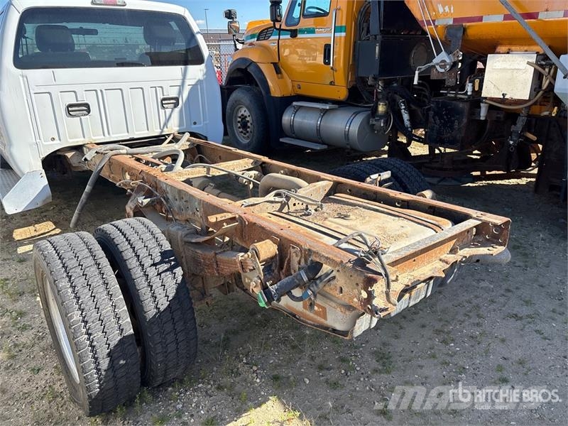 Ford F-550 XLT 4x4 Cab and Chassis 駕駛室與內部