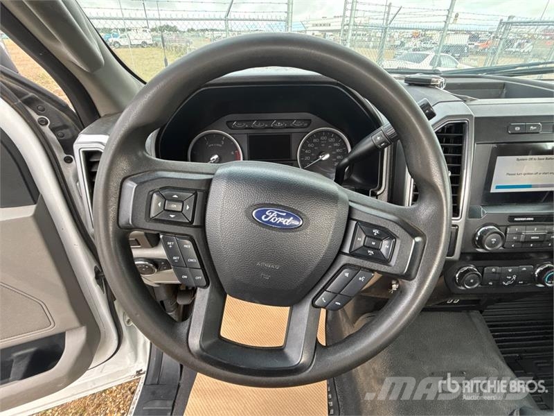 Ford F-550 XLT 4x4 Cab and Chassis (Inoperable) Cabins and interior