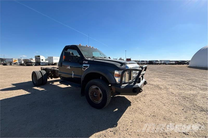 Ford F-550 XLT 4x4 Cab and Chassis Kabiinid