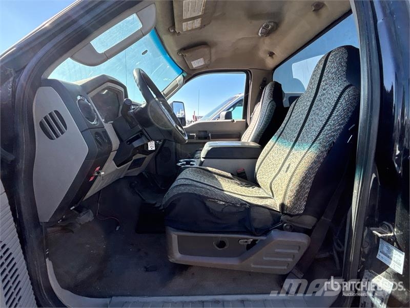 Ford F-550 XLT 4x4 Cab and Chassis Kabiinid