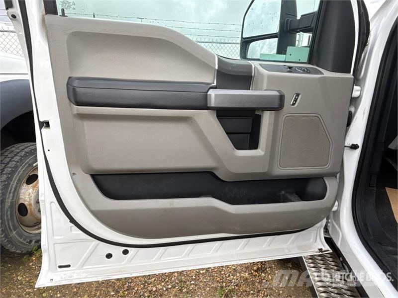 Ford F-550 XLT 4x4 Cab and Chassis (Inoperable) Cabins and interior