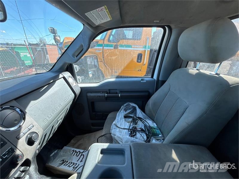 Ford F-550 XLT 4x4 Cab and Chassis 駕駛室與內部