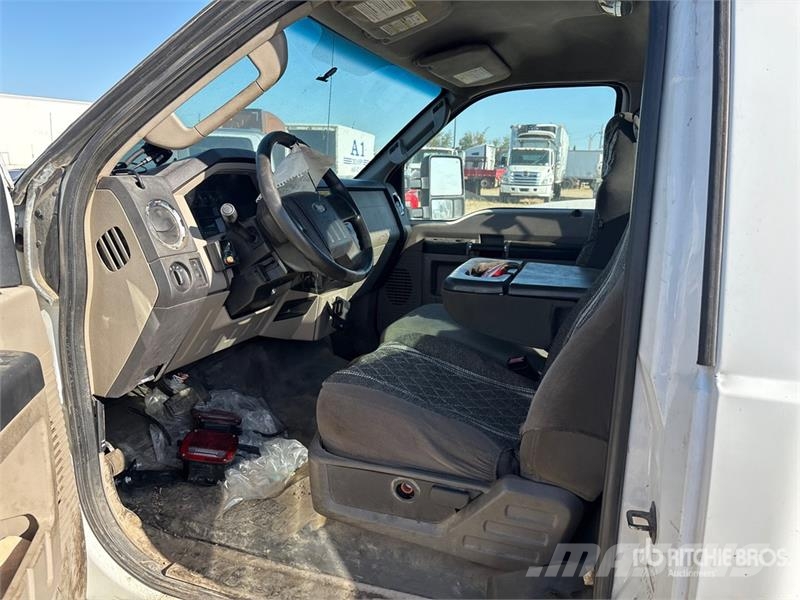 Ford F-550 XLT 4x4 Cab and Chassis (Inoperable) Kabine i unutrašnjost