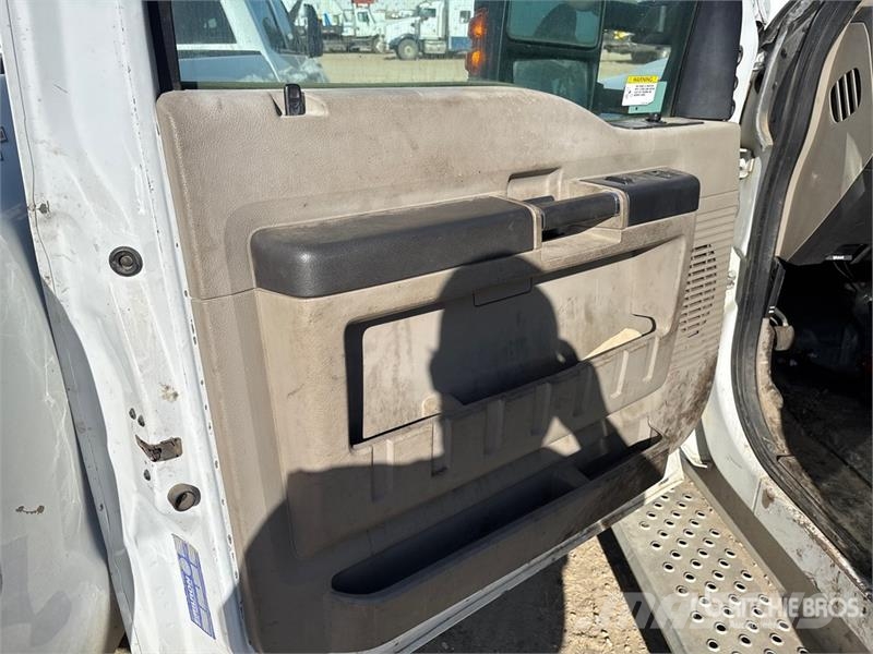 Ford F-550 XLT 4x4 Cab and Chassis (Inoperable) Kabine i unutrašnjost