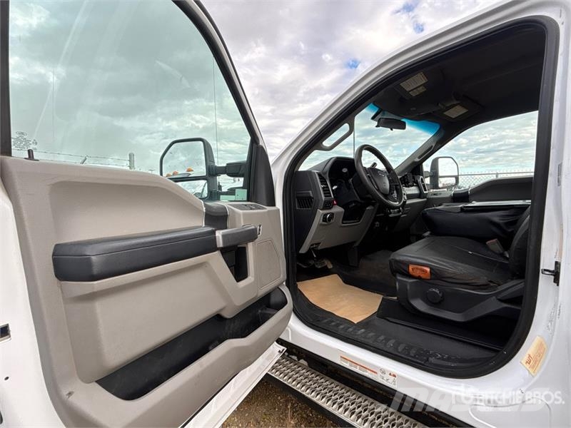 Ford F-550 XLT 4x4 Cab and Chassis (Inoperable) Cabins and interior
