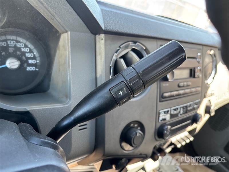Ford F-550 XLT 4x4 Cab and Chassis 駕駛室與內部